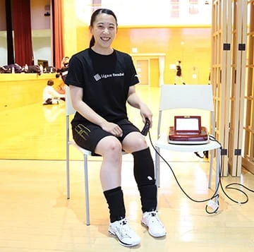 治療器を使用するリガーレ仙台の選手