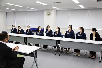 新体操日本代表「フェアリージャパンPOLA」との懇談の様子