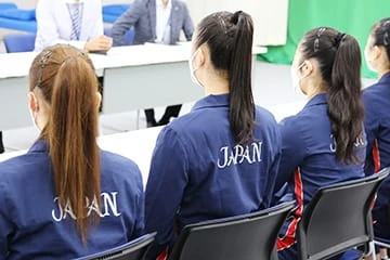 新体操日本代表「フェアリージャパンPOLA」との懇談の様子