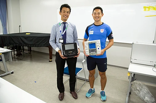 (左)伊藤超短波サポート担当 (右)ホッケー男子日本代表トレーナーの写真