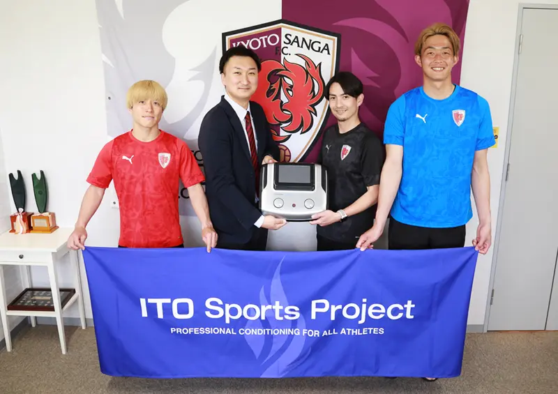 京都サンガF.C.とのサポート契約記念撮影