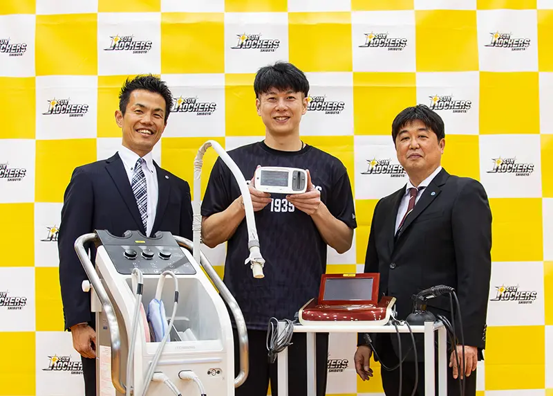 サンロッカーズ渋谷とのサポート契約記念撮影