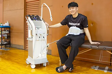 物理療法機器でケアをしている写真