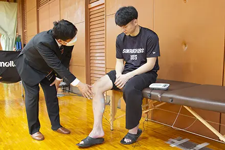 物理療法機器でケアをしている写真